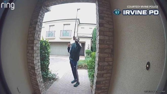 通缉一名男子使用自拍杆女孩卧室凯发k8网站登录注意：尔湾警方(图3)
